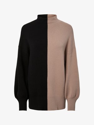 Pletený svetr s vysokým límcem, který má rozdělený design v černé a světlé béžové barvě, s volným střihem, žebrovanými manžetami a měkkou texturou.