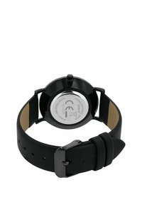 Schwarze Armbanduhr mit rundem Gehäuse, Edelstahlrücken und schwarzem Silikonarmband mit metallischem Verschluss. Wasserdichtigkeitsbewertung von 3 ATM.