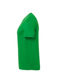 Lys grøn kortærmet T-shirt vist fra siden på en ensfarvet hvid baggrund.