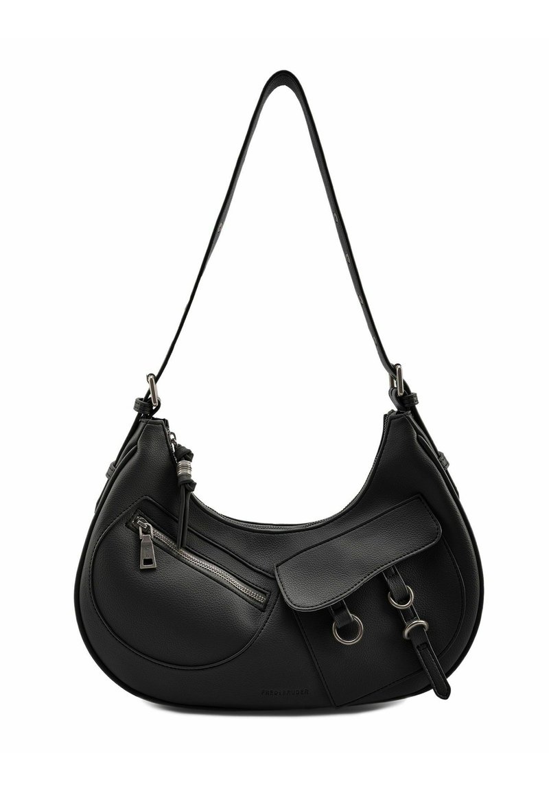 Borsa a tracolla in pelle nera con forma curva, tasca con cerniera, patta frontale e accenti metallici. Texture liscia con design sobrio.