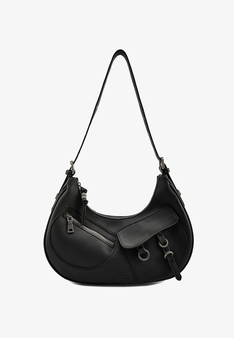 Borsa a tracolla in pelle nera con forma curva, tasca con cerniera, patta frontale e accenti metallici. Texture liscia con design sobrio.