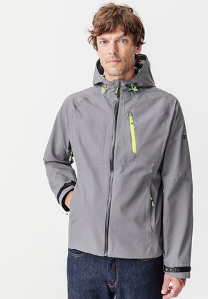 Chaqueta gris a prueba de clima con capucha ajustada, acentos verdes, bolsillos con cremallera y puños ajustables. Textura suave y diseño ligero.