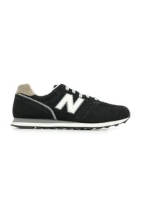 Scarpa sportiva nera realizzata in materiali scamosciati e in rete, con logo bianco, dettagli grigi, suola piatta in gomma e design con allacciatura.