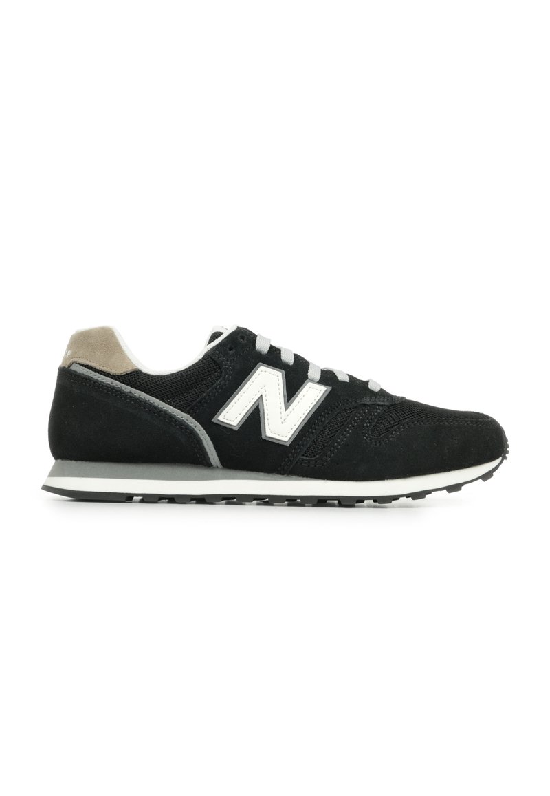 Zapatilla deportiva negra con materiales de ante y malla, logo blanco, acentos grises, suela de goma plana y diseño con cordones.