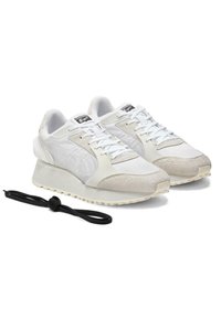 Weiße Sport Sneakers aus Mesh und Wildleder mit einer dicken Sohle und tonalen Schnürsenkeln. Inklusive eines schwarzen Schnürsenkels, der in der Nähe gebunden ist.