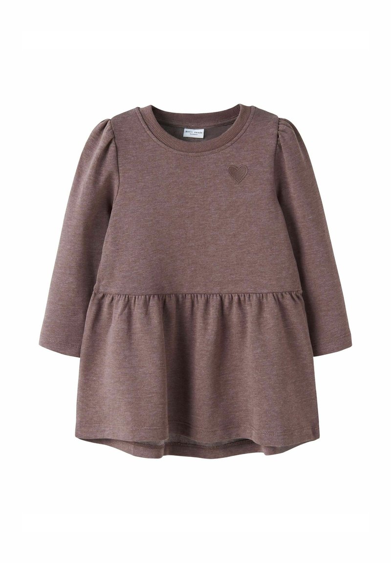 Langärmliges Kleid aus weichem braunem Stoff, mit einer gerafften Taille und einem kleinen Herzdetail auf der Brust. Lässiges Design, runder Ausschnitt.