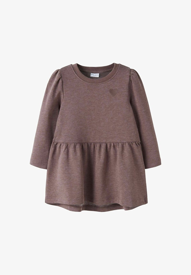 Kombinirana haljina dugih rukava od mekane smeđe tkanine, s naboranim strukom i malim detaljem srca na prsima. Ležeran dizajn, okrugli izrez.