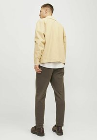 Jack & Jones JPSTACE SMART - Tracksuit bottoms - wren