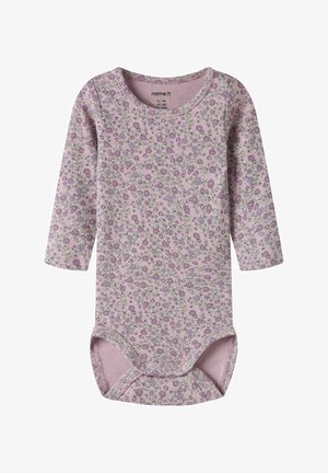 Fioletowe body z długim rękawem z kwiatowym wzorem i małymi zielonymi akcentami, wykonane z miękkiego, elastycznego materiału, zapinane na napy u dołu.