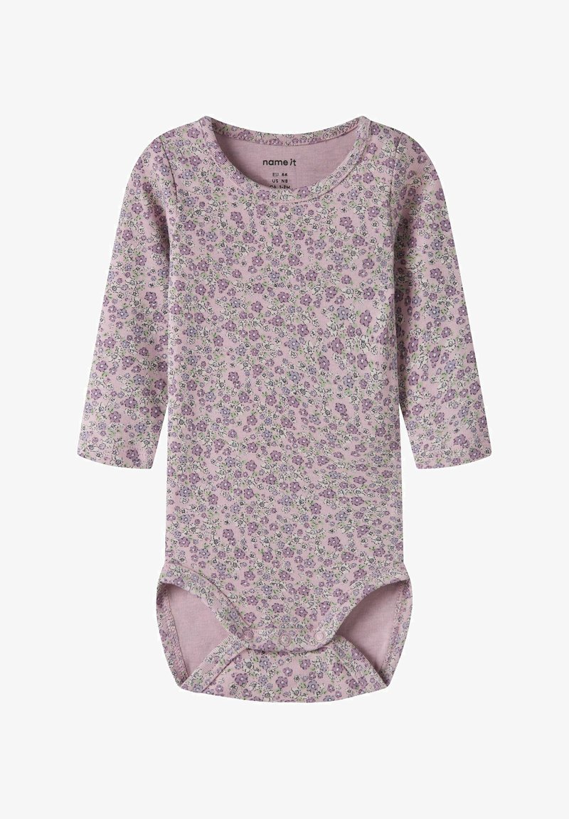 Fioletowe body z długim rękawem z kwiatowym wzorem i małymi zielonymi akcentami, wykonane z miękkiego, elastycznego materiału, zapinane na napy u dołu.