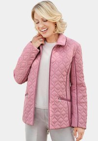 Gequilted roze jack met een kraag, voorzien van ritssluitingen en contrasterende afwerking. De stof heeft een gladde afwerking en een ruitpatroon.