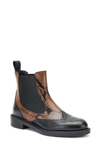 Botas Chelsea marrón y negra con un upper de estampado de serpiente, paneles laterales elásticos, detalles de brogue y una suela plana.