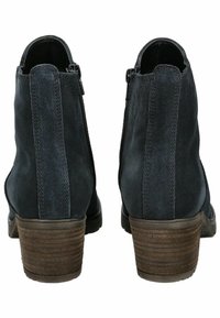 Botines negros de ante con tacón apilado texturizado, que cuentan con un cierre de cremallera en el lateral y una superficie superior lisa.