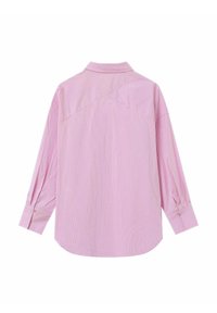 Camicia a righe rosa con maniche lunghe, polsini abbottonati e colletto classico. Il tessuto è liscio con una sottile trama e un taglio rilassato.