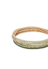 Set di tre braccialetti con bande metallici in oro rosato, adornati con pietre iridescenti e opache nei colori verde e trasparente, con una finitura strutturata.