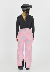 Schneeanzug in hellem Pink mit grauen Aquarellmustern, entworfen für Schneesport. Mit verstärkten schwarzen Bündchen und einem gebrandeten Taillenbund.