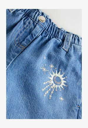 Szorty dżinsowe z elastycznym paskiem w talii, z haftem słońca i gwiazdy w białej i złotej nici oraz metalowym zapięciem na zatrzask.