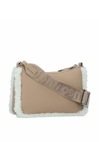 Beige schoudertas met een zachte, gemêleerde ivoorkleurige afwerking. Voorzien van een brede schouderriem met een reliëflogo en zilverkleurige hardware. Met ritsluiting.