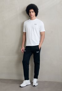 EA7 Emporio Armani NATURAL VENTUS TEE  - T-skjorte til trening - white