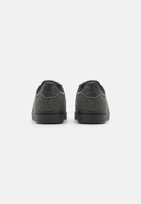 adidas Originals - SUPERSTAR - Matalavartiset tennarit - carbon/core black/gold metallic - 2