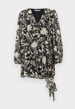 Must mustriga mustriga kleit, millel on pikkade varrukatega, V-kaelus ja volangäär. Kangas on kerge ja poolläbipaistev, kontrastse lillemustriga.