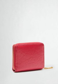 Portofel roșu din piele cu un finisaj texturat, având un fermoar aurit și un atașament pentru chei. Formă rectangulară cu colțuri rotunjite.