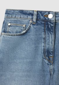 Jeans de mezclilla en azul desgastado con un diseño clásico de cinco bolsillos, acentos de metal y costuras de contraste visibles a lo largo de las costuras.