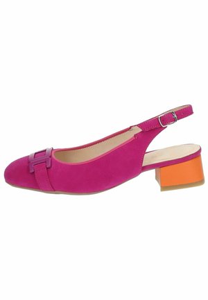 Scarpa slingback in suede fucsia con punta quadrata, caratterizzata da una fibbia decorativa viola e un tacco a blocco arancione. Suola in gomma.