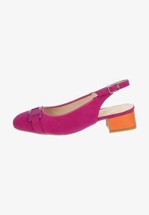 Fuksjowe zamszowe buty na obcasie z kwadratowym noskiem, z ozdobną fioletową klamrą i pomarańczowym blokowym obcasem. Gumowa podeszwa.