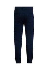 Pantaloni cargo blu, realizzati in misto cotone, dotati di numerose tasche, polsini aderenti e una finitura testurizzata con cuciture rinforzate.