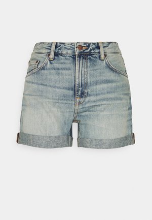 Shorts en denim bleu clair avec un délavage effacé et un ourlet retroussé. Présente un design classique à cinq poches et des coutures visibles.
