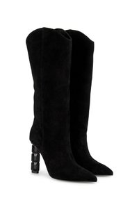 Botas de ante negras hasta la rodilla con punta afilada y tacón de bloque que presentan un diseño geométrico facetado.