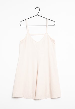 Vestido de lino rosa claro con tirantes finos, escote en V y silueta en A. Presenta un dobladillo de longitud media y detalles de costura mínimos.