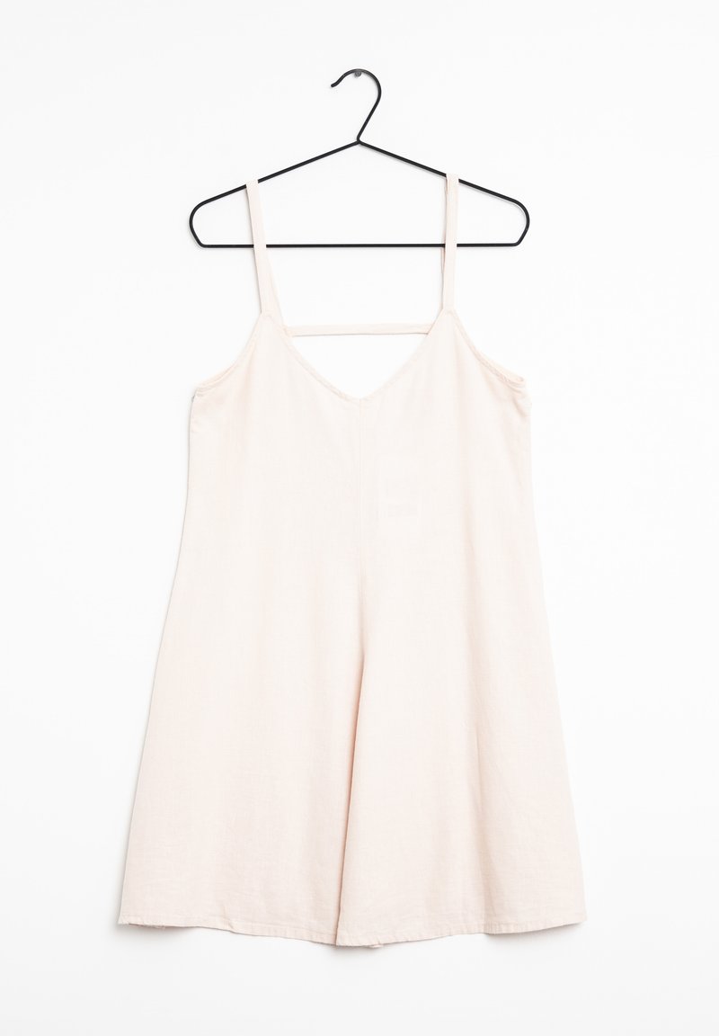 Vestido de lino rosa claro con tirantes finos, escote en V y silueta en A. Presenta un dobladillo de longitud media y detalles de costura mínimos.