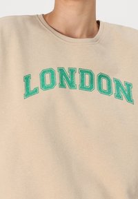 ONLY Petite ONLJOLANA O-NECK  - Sweatshirt - humus