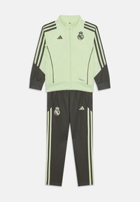 Chándal verde y gris oscuro con chaqueta con cremallera y pantalones a juego, presentando detalles de franjas verticales y un logo en el pecho y el muslo.