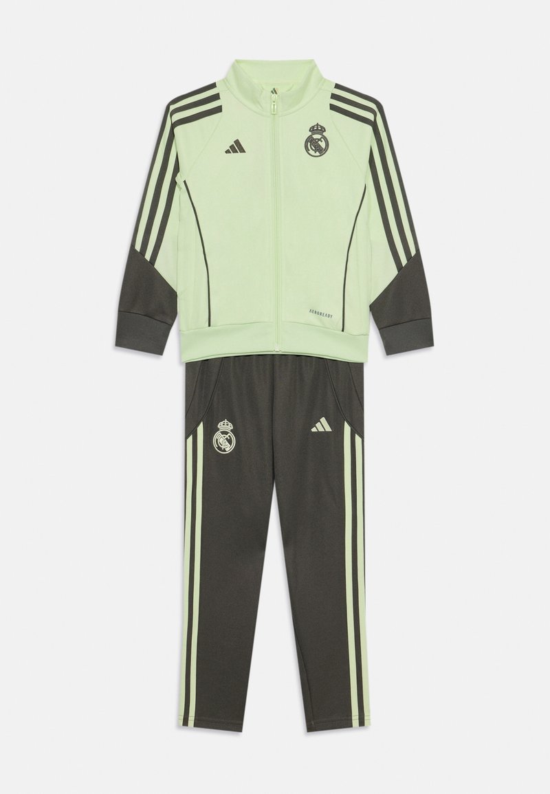 Chándal verde y gris oscuro con chaqueta con cremallera y pantalones a juego, presentando detalles de franjas verticales y un logo en el pecho y el muslo.