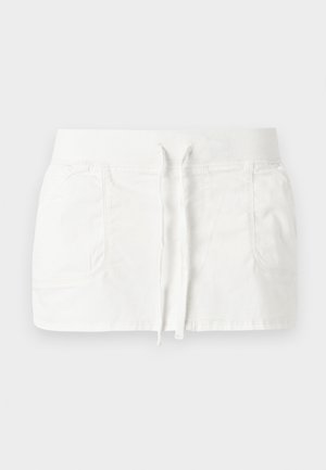 Λευκή κοντή φούστα με ριμπ ελαστική μέση, κορδόνι μπροστά και δύο πλαϊνές τσέπες.
