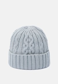 Cappello lavorato a maglia grigio chiaro con un motivo a trecce sul corpo principale e un orlo a coste. Realizzato in morbido filato testurizzato.