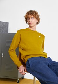 Nike Sportswear CRW - Ikdienas džemperis - bronzine