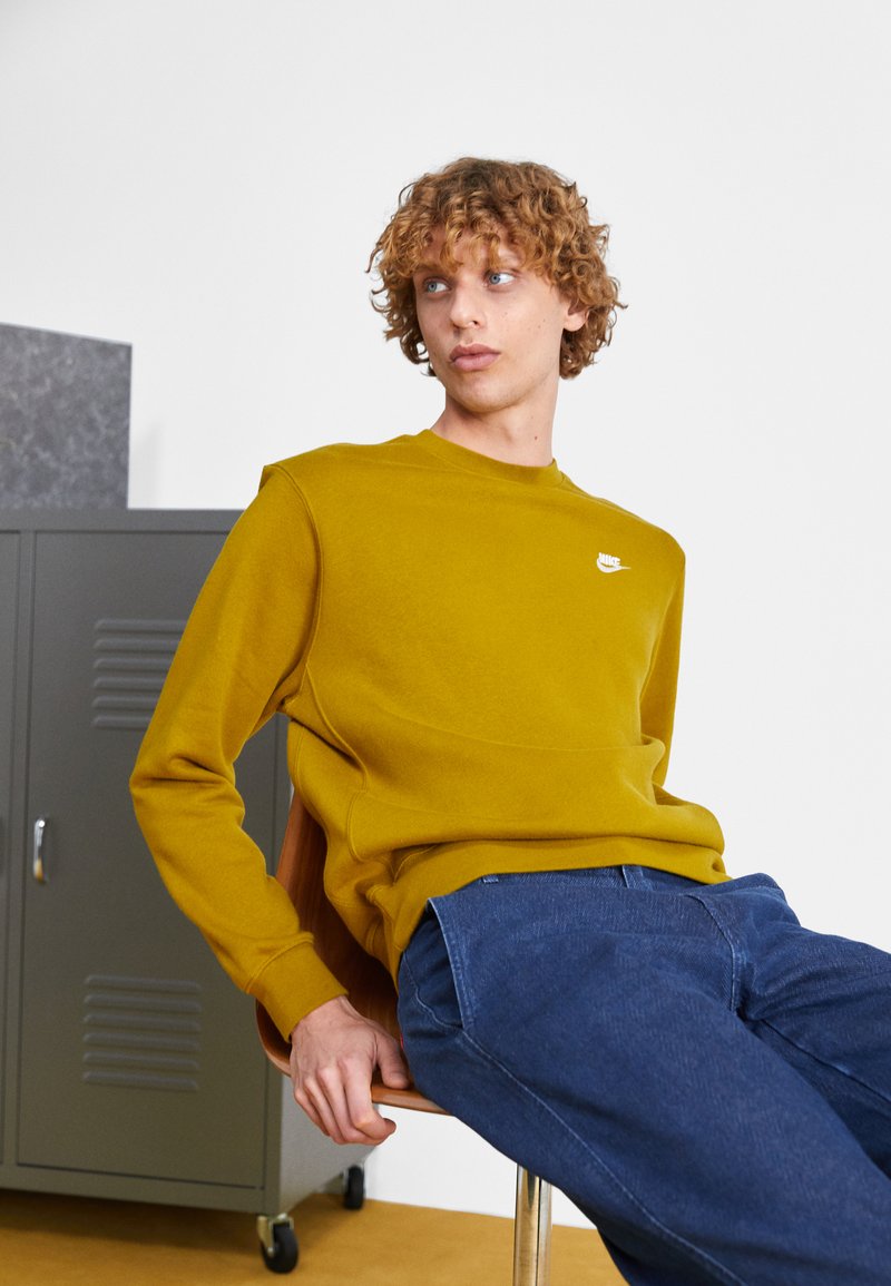 Nike Sportswear CRW - Ikdienas džemperis - bronzine