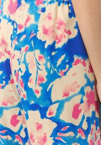 Stoff mit Floral-Muster in Blau-, Pink- und Cremetönen. Leicht und strukturiert mit einer glatten Oberfläche, erhältlich in einem fließenden Design.