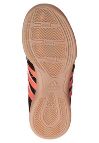 Schwarze Sportschuhsohle mit pinken und weißen Streifen. Mit Profilmuster und Markenlogo. Aus rutschfestem Gummimaterial, flaches Design.