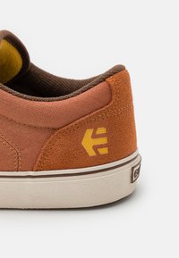 Etnies BARGE - Trainers - brown/gold/yellow