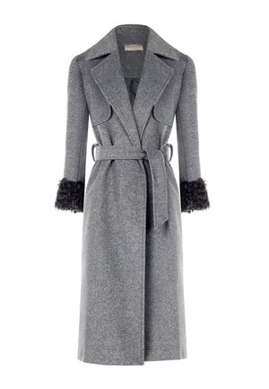 Cappotto di lana grigio a spina di pesce con design doppiopetto, ampi revers e polsini in pelliccia nera; presenta una vita definita da una cintura e tasche laterali.