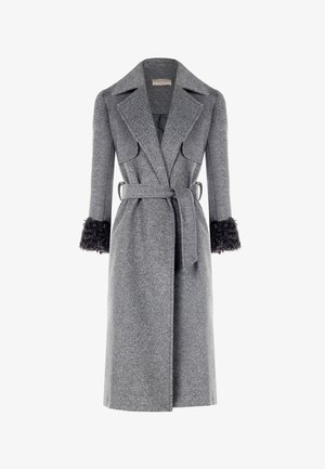 Manteau en laine à chevrons gris avec un design à double boutonnage, grands revers et poignets en fourrure noire; présente une taille ceinturée et des poches latérales.