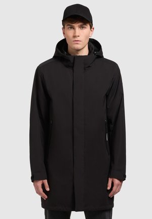 Sort vandtæt parka med hætte, fuld frontlynlås, sidelommer og justerbare ærmer, der har et strømlinet, minimalistisk design.