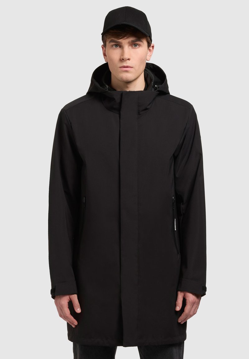 Černá voděodolná parka s kapucí, plným předním zipem, bočními kapsami a nastavitelnými manžetami, s elegantním a minimalistickým designem.