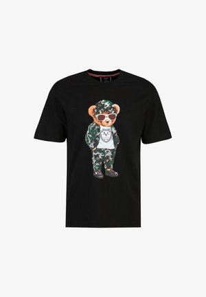 Zwart T-shirt met korte mouwen, featuring een beer grafiek die een camouflagepak en zonnebril draagt, met een witte shirt waarop "1969 ITALIA" staat.