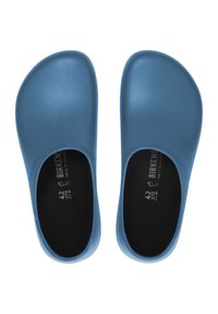 Chaussures en caoutchouc bleu à enfiler avec une texture lisse, bout arrondi et dos ouvert, avec des indications de taille et de marque à l'intérieur.